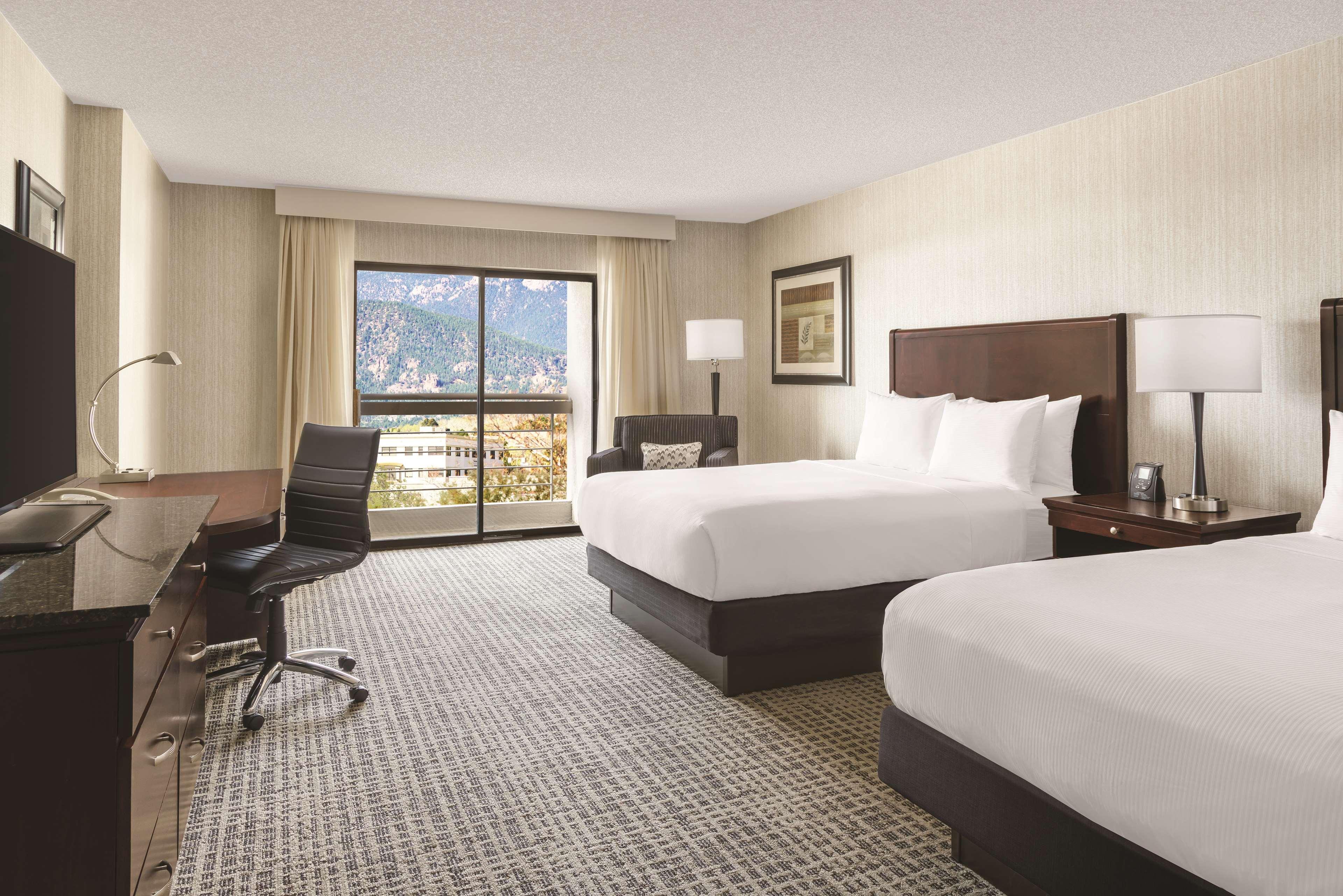 Hotel Doubletree By Hilton Colorado Springs Extérieur photo