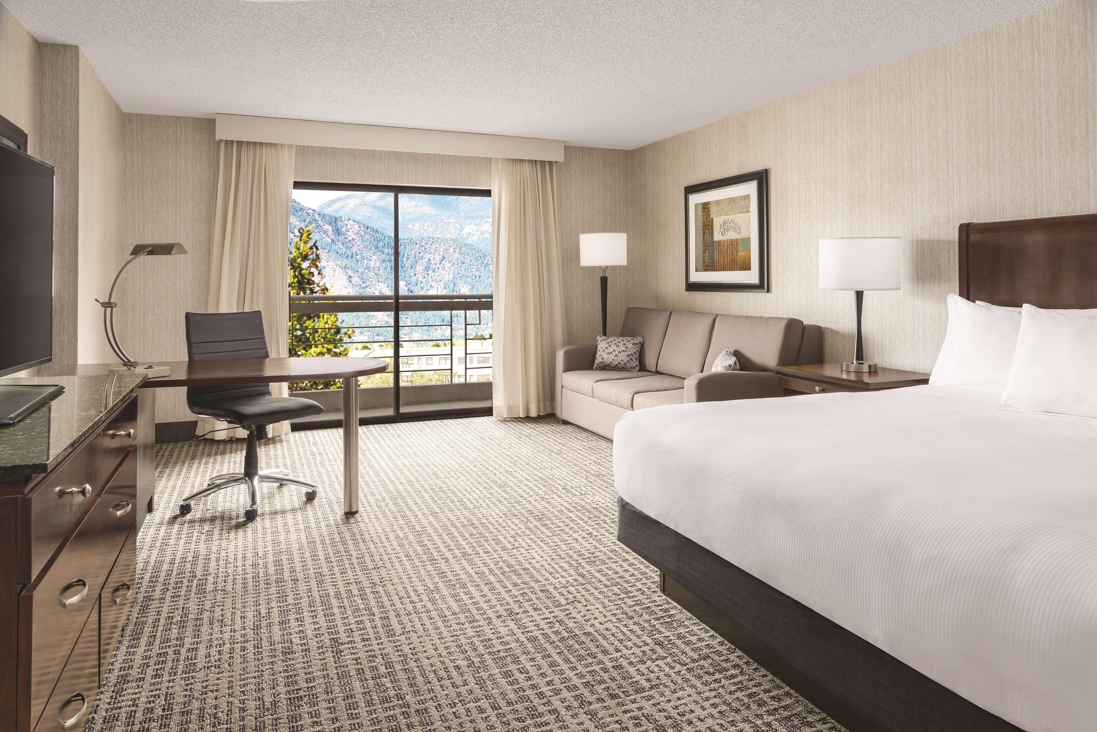Hotel Doubletree By Hilton Colorado Springs Extérieur photo