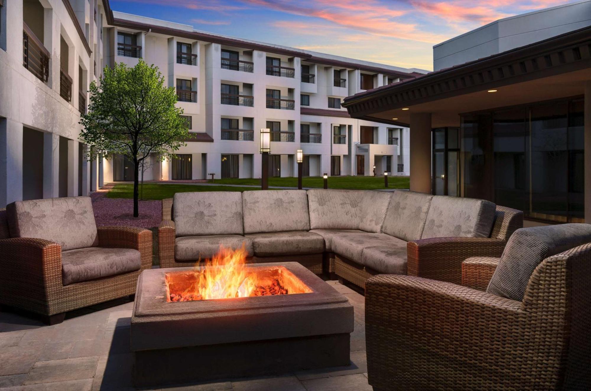 Hotel Doubletree By Hilton Colorado Springs Extérieur photo